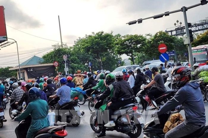 Người dân điều khiển xe máy trên địa bàn thành phố Hà Nội. Ảnh: TTXVN