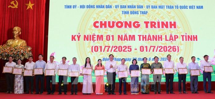Trao Bằng khen cho các cá nhân có thành tích xuất sắc trong thực hiện sắp xếp đơn vị hành chính các cấp và hoạt động của chính quyền địa phương 2 cấp. Ảnh: Hồng Thái – TTXVN