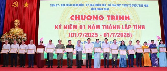 Trao Bằng khen cho đại diện các tập thể có thành tích xuất sắc trong thực hiện sắp xếp đơn vị hành chính các cấp và hoạt động của chính quyền địa phương 2 cấp. Ảnh: Hồng Thái - TTXVN