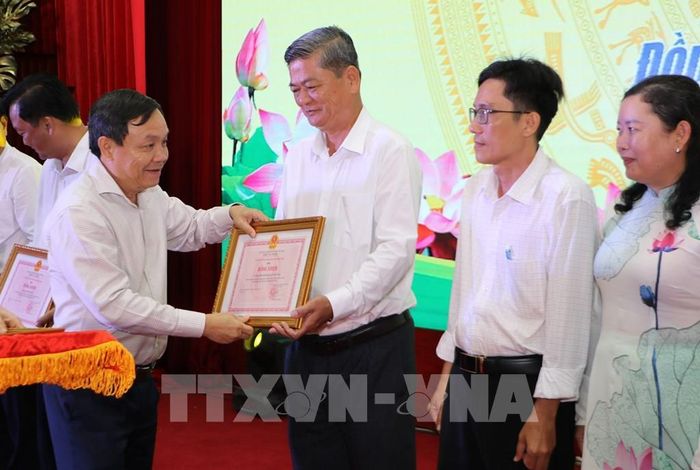 Trao Bằng khen cho đại diện các tập thể có thành tích xuất sắc trong thực hiện sắp xếp đơn vị hành chính các cấp và hoạt động của chính quyền địa phương 2 cấp. Ảnh: Hồng Thái - TTXVN
