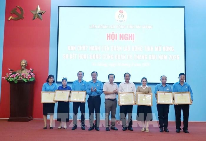 Lãnh đạo Mặt trận Tổ quốc Việt Nam tỉnh và LĐLĐ tỉnh An Giang trao Bằng khen của Tổng LĐLĐ Việt Nam cho các tập thể, cá nhân Ảnh: Văn Sĩ - TTXVN