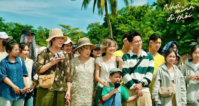 Vai mẹ Lành trong Nhà Mình Đi Thôi là điểm tựa cảm xúc quan trọng của câu chuyện gia đình nhiều thế hệ. Ảnh: ĐPCC