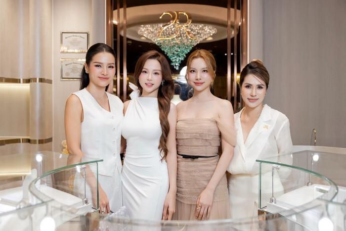 Huyền Baby nổi bật giữa hội chị em, chứng minh sức hút không suy giảm ở tuổi U40. (Nguồn: FBNV)