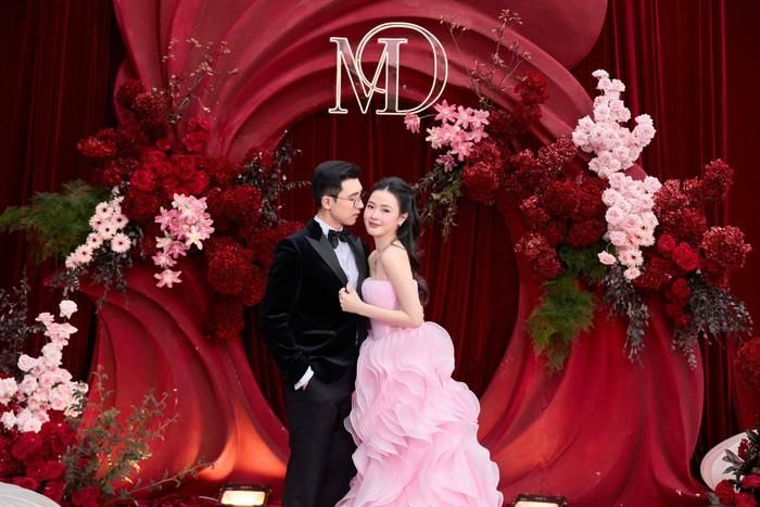 Chồng Midu dành ánh nhìn tình tứ cho vợ. Ảnh: FBNV
