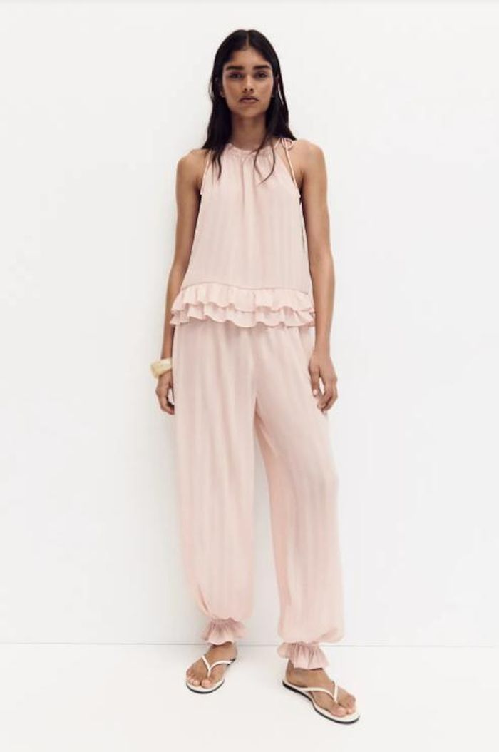 Pale Pink là gam hồng phấn nhẹ nhàng. Ảnh: H&amp;M