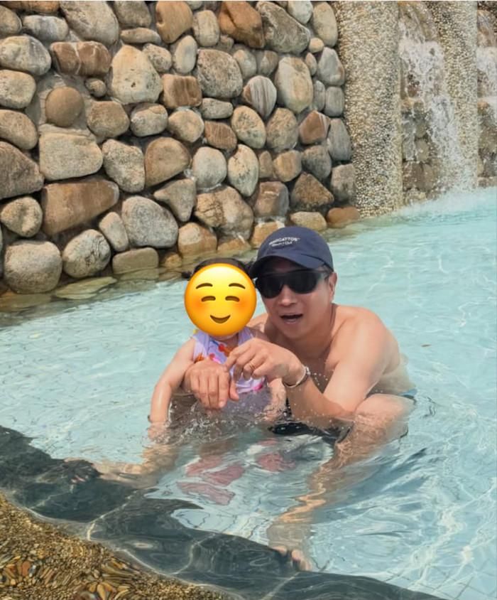 Bên cạnh hai mẹ con, Lee Kyou Hyuk cũng đồng hành trong chuyến nghỉ dưỡng.