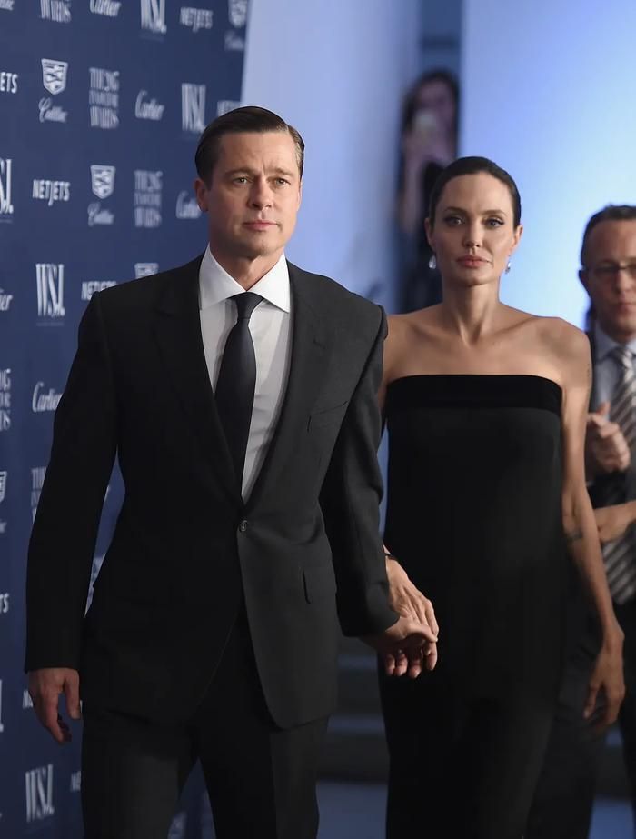 Angelina Jolie và Brad Pitt chính thức chia tay vào tháng 9/2016.