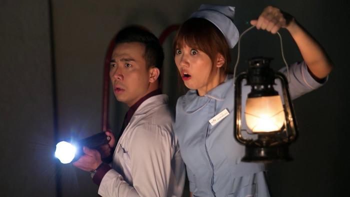 Trấn Thành và Hari Won trong phim Bệnh Viện Ma (2016).