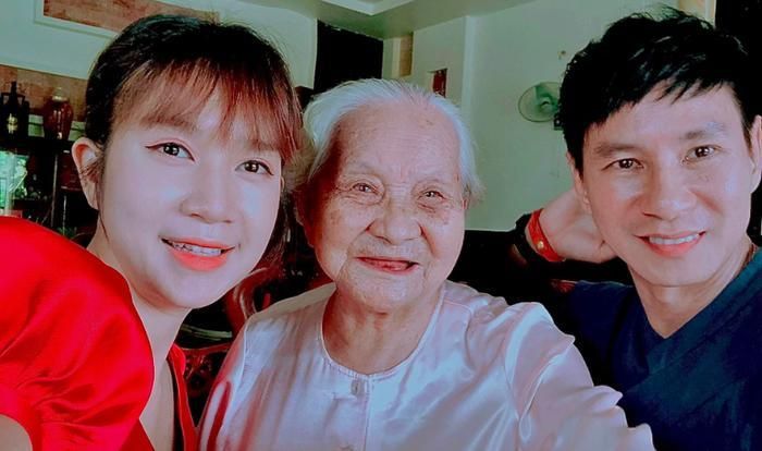 Lý Hải - Minh Hà chụp ảnh cùng mẹ. Ảnh: FBNV