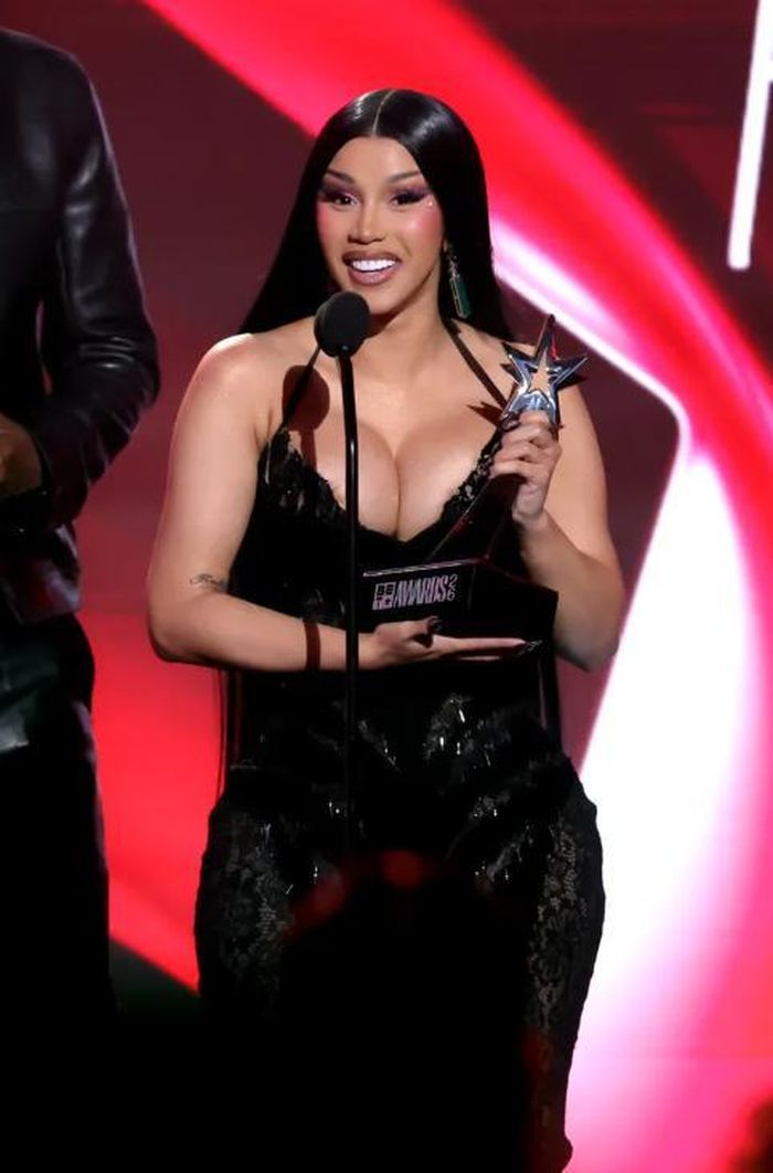 Cardi B trên sân khấu lễ trao giải BET Awards 2026. Ảnh: Getty Images