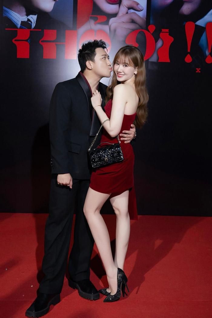 Trấn Thành và Hari Won hạnh phúc. Ảnh: FBNV