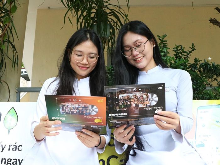 Những tấm thiệp "Lưu âm Cơ Tu" nhạc song ngữ Việt - Cơ Tu tích hợp mã QR giúp người dùng chỉ với một lần quét đã có thể thưởng thức các giai điệu truyền thống.