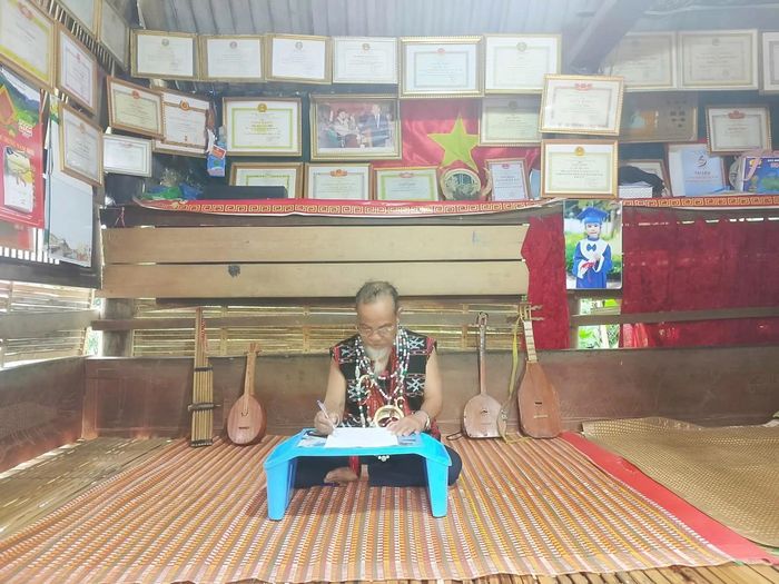 Trong ngôi nhà mộc mạc treo kín những giấy khen và bằng ghi nhận, già làng, nghệ nhân Clâu Nhím dành nhiều thời gian góp ý, đánh giá từng sản phẩm của nhóm học sinh, tiếp thêm niềm tin để các em hoàn thiện dự án.