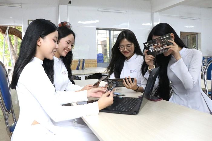 Từ những dòng code đầu tiên đến các sản phẩm hoàn thiện, nhóm học sinh đã nhiều lần sửa đổi thiết kế, tự học thêm kiến thức công nghệ để đưa ý tưởng bảo tồn văn hóa Cơ Tu thành hiện thực.