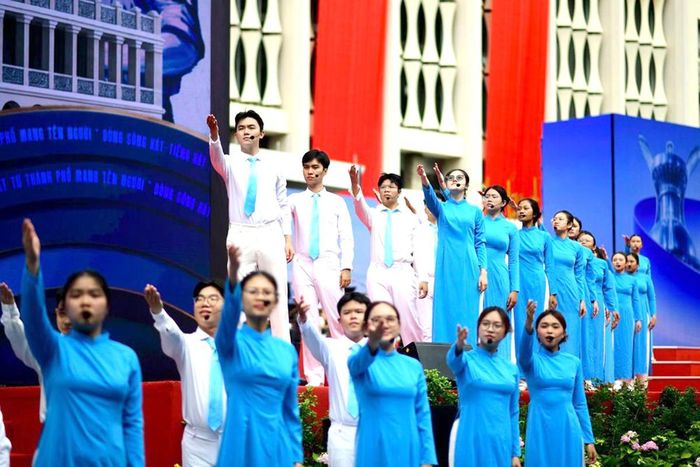 Theo kịch bản dự kiến, mở đầu sự kiện sẽ là một chương trình nghệ thuật đặc sắc, tiếp nối bằng nghi thức chào cờ và giới thiệu đại biểu. Ông Trần Lưu Quang, Ủy viên Bộ Chính trị, Bí thư Thành ủy TPHCM, sẽ đọc diễn văn kỷ niệm. Đại diện công dân và thế hệ trẻ của thành phố sẽ có phần phát biểu tại buổi lễ. Đặc biệt, toàn thể đại biểu sẽ lắng nghe phát biểu chỉ đạo của Tổng Bí thư, Chủ tịch nước Tô Lâm, trước khi Bí thư Thành ủy TPHCM có bài phát biểu đáp từ và bế mạc chương trình. (Ảnh: Duy Hiệu)