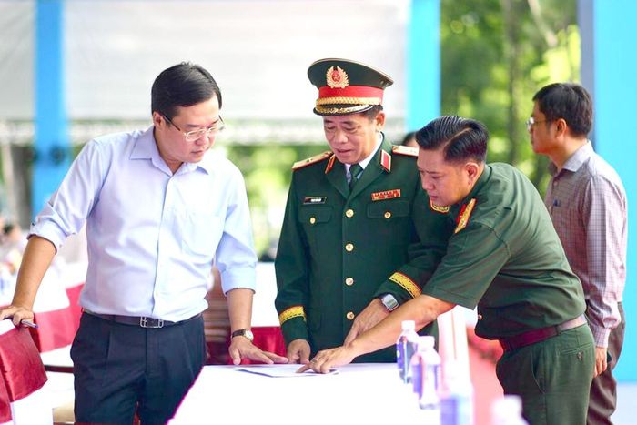 Ông Lê Quốc Phong (bìa trái) - Ủy viên TƯ Đảng, Phó Bí thư Thường trực Thành ủy TPHCM - kiểm tra công tác tổ chức. (Ảnh: Duy Hiệu)
