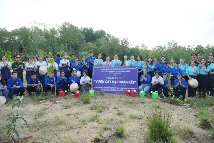 Lãnh đạo Hội LHPN Việt Nam cùng đại biểu tại công trình "Vườn cây Đại đoàn kết" do Trung ương Hội LHPN Việt Nam - Cục Chính trị Quân khu 7 - Hội LHPN TPHCM thực hiện.