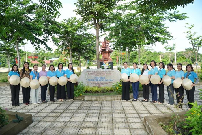 Lãnh đạo Hội LHPN Việt Nam cùng đại biểu tại công trình “Thành phố muôn sắc hoa” do Trung ương Hội LHPN Việt Nam - Cục Chính trị Quân khu 7 - Hội LHPN TPHCM thực hiện.