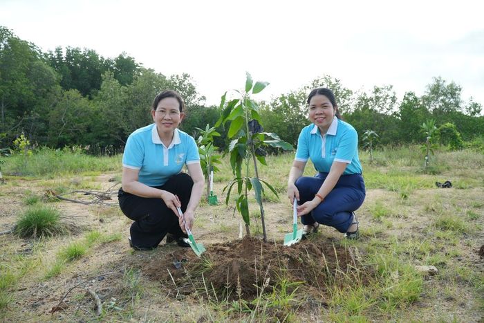 Bà Lê Thị Thủy (bên trái), Ủy viên TƯ Đảng, Phó Chủ tịch UBTƯ MTTQ Việt Nam, Chủ tịch Hội LHPN Việt Nam và bà Nguyễn Thị Ngọc Xuân, Chủ tịch Hội LHPN TPHCM, trồng cây xanh tại công trình "Vườn hoa Đại đoàn kết".