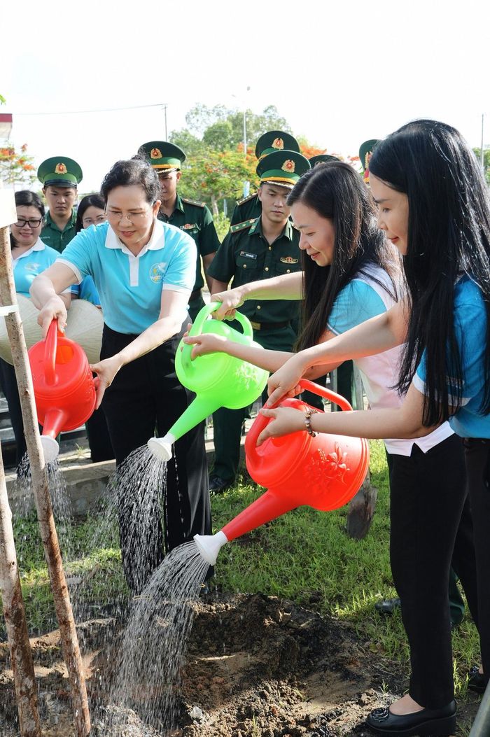 Bà Lê Thị Thủy (bìa trái), Ủy viên TƯ Đảng, Phó Chủ tịch UBTƯ MTTQ Việt Nam, Chủ tịch Hội LHPN Việt Nam, cùng các Phó Chủ tịch Hội LHPN Việt Nam trồng cây tại Đền thờ Anh hùng liệt sĩ Rừng Sác - Cần Giờ (xã Cần Giờ, TPHCM).