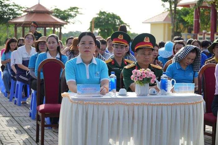Bà Nguyễn Thị Ngọc Xuân, Chủ tịch Hội LHPN TPHCM và đại tá Nguyễn Như Trúc, Phó Chủ nhiệm Chính trị Quân khu 7, tại Lễ ra quân Thực hiện "Vườn cây Đại đoàn kết", công trình "Thành phố muôn sắc hoa".