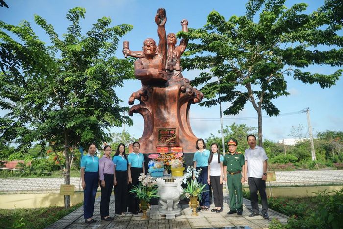 Lãnh đạo Trung ương Hội LHPN Việt Nam cùng các đại biểu dâng hương tưởng nhớ Anh hùng liệt sĩ đặc công Rừng Sác