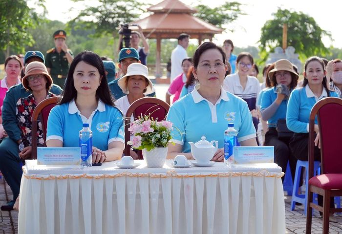 Bà Lê Thị Thủy (bìa phải), Ủy viên TƯ Đảng, Phó Chủ tịch UBTƯ MTTQ Việt Nam, Chủ tịch Hội LHPN Việt Nam và bà Trần Lan Phương, Phó Chủ tịch Thường trực Hội LHPN Việt Nam, tại Lễ ra quân Thực hiện "Vườn cây Đại đoàn kết", công trình "Thành phố muôn sắc hoa".