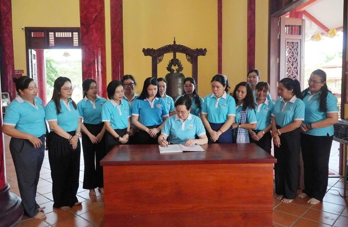 Ủy viên TƯ Đảng, Phó Chủ tịch UBTƯ MTTQ Việt Nam, Chủ tịch Hội LHPN Việt Nam Lê Thị Thủy ghi sổ cảm tưởng tại Đền thờ Anh hùng Liệt sĩ Rừng Sác - Cần Giờ