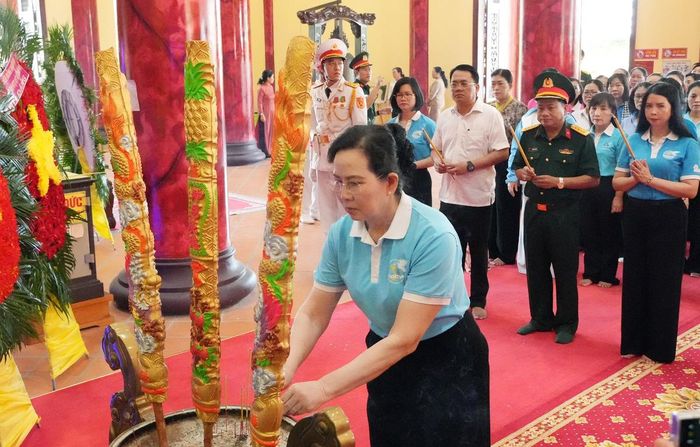Bà Lê Thị Thủy, Ủy viên TƯ Đảng, Phó Chủ tịch UBTƯ MTTQ Việt Nam, Chủ tịch Hội LHPN Việt Nam, dâng hương tại Đền thờ Anh hùng liệt sĩ Rừng Sác - Cần Giờ.