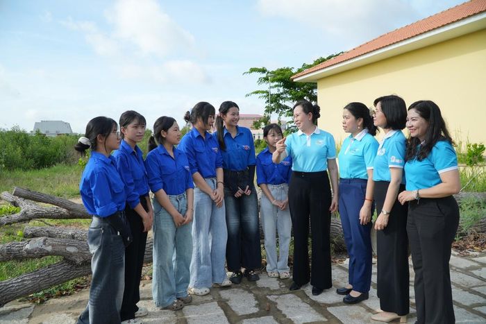 Bà Lê Thị Thủy (thứ 4 từ phải qua), Ủy viên TƯ Đảng, Phó Chủ tịch UBTƯ MTTQ Việt Nam, Chủ tịch Hội LHPN Việt Nam, trò chuyện cùng các nữ sinh trong khuôn khổ chương trình Lễ ra quân Thực hiện “Vườn cây Đại đoàn kết”, công trình “Thành phố muôn sắc hoa”.