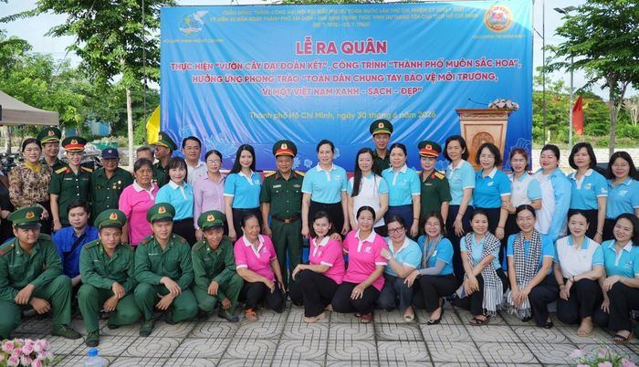 Lãnh đạo Trung ương Hội LHPN Việt Nam cùng các đại biểu, cán bộ, chiến sĩ, hội viên phụ nữ tại Lễ ra quân Thực hiện "Vườn cây Đại đoàn kết", công trình "Thành phố muôn sắc hoa".