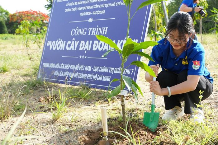 Học sinh tham gia trồng cây xanh tại công trình "Vườn cây Đại đoàn kết" do Trung ương Hội LHPN Việt Nam - Cục Chính trị Quân khu 7 - Hội LHPN TPHCM thực hiện.