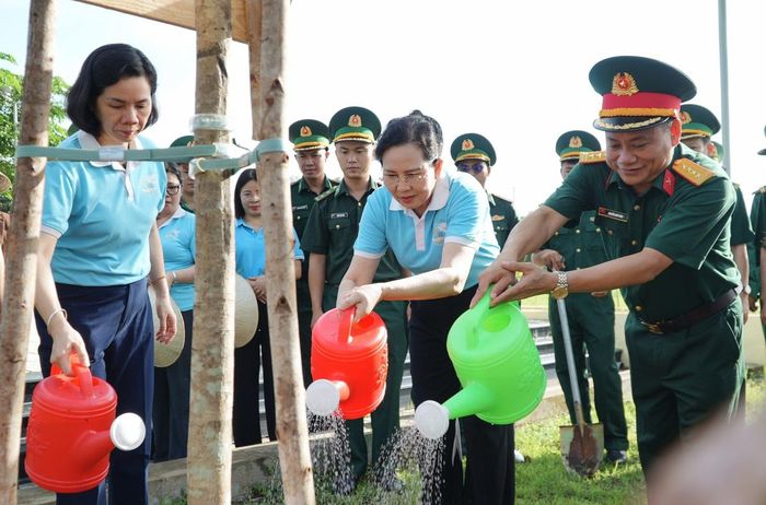 Bà Lê Thị Thủy (giữa), Ủy viên TƯ Đảng, Phó Chủ tịch UBTƯ MTTQ Việt Nam, Chủ tịch Hội LHPN Việt Nam; bà Nguyễn Thị Minh Hương (bìa trái), Phó Chủ tịch Hội LHPN Việt Nam; Đại tá Nguyễn Như Trúc, Phó Chủ nhiệm Chính trị Quân khu 7, trồng cây xanh tại Lễ ra quân Thực hiện "Vườn cây Đại đoàn kết", công trình "Thành phố muôn sắc hoa".