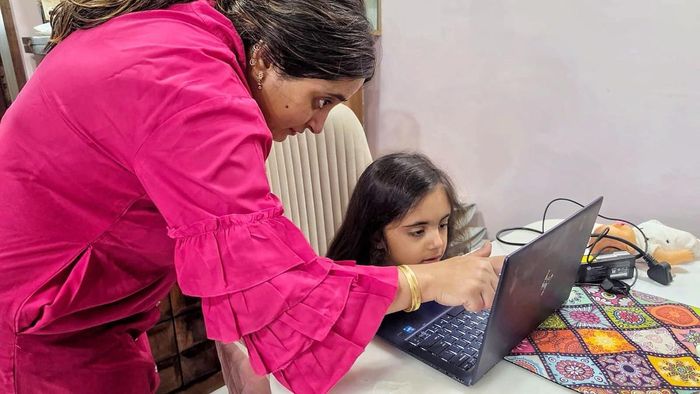Sakshi Katyal giúp con gái học trực tuyến tại nhà ở Noida sau khi trường học đóng cửa do nắng nóng.