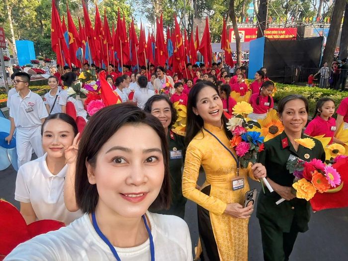 NSƯT Tuyết Thu (áo trắng, đầu tiên) là một trong 50 nghệ sĩ tiêu biểu thuộc Khối Văn hóa - Thể thao - Truyền thông tham gia diễu hành cho Lễ diễu binh, diễu hành kỷ niệm 50 năm Ngày Giải phóng miền Nam, thống nhất đất nước (A50). Ảnh: NVCC 