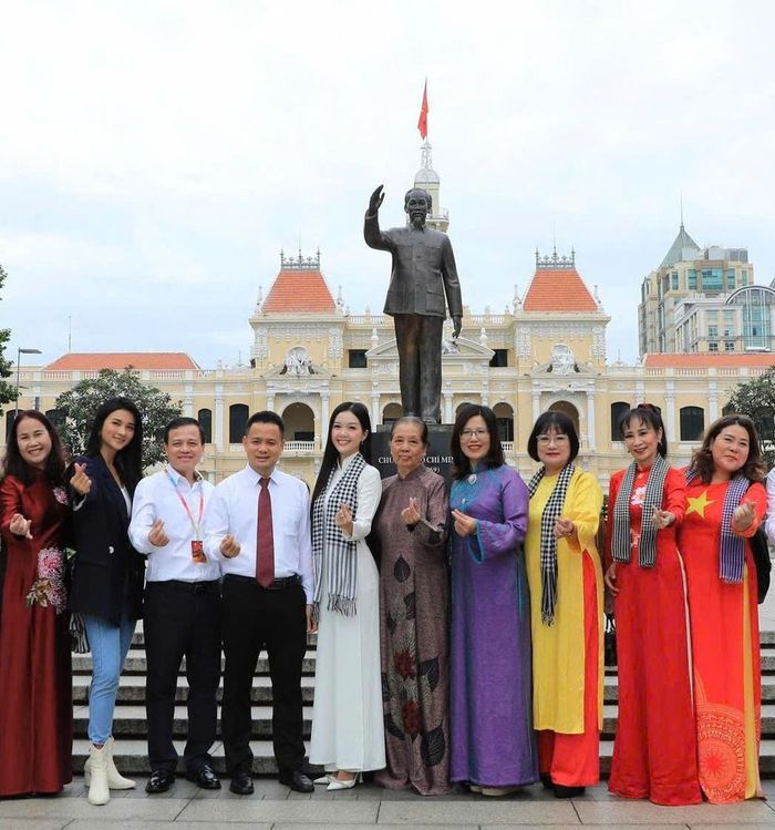 Nhà văn Hoài Hương (thứ 2, từ phải qua) - Hội viên Hội Điện ảnh TPHCM cùng lãnh đạo Ban Tuyên giáo và Dân vận Thành ủy TPHCM, Sở Văn hóa - Thể thao và Hội Điện ảnh TPHCM dâng hoa tại Tượng đài Bác nhân dịp khai mac Liên hoan phim Việt Nam lần thứ 24 tại TPHCM, tháng 11/2025. Ảnh: NVCC 