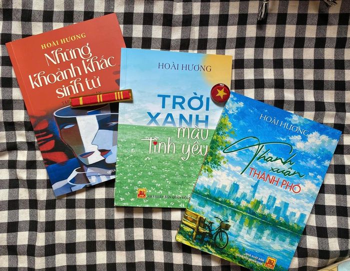 Bộ ba cuốn sách Những khoảnh khắc sinh tử, Trời xanh màu tình yêu, Thanh xuân thành phố (NXB Quân đội nhân dân) viết về TPHCM của nhà văn Hoài Hương. Ảnh: NVCC 