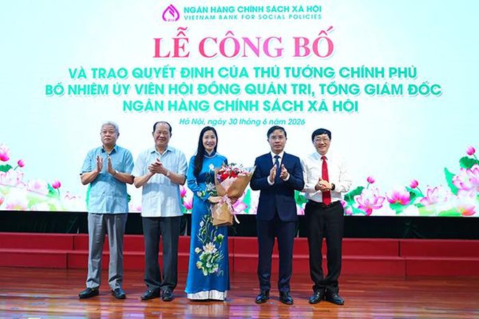 Các thành viên HĐQT NHCSXH chúc mừng tân Tổng Giám đốc NHCSXH Nguyễn Thị Hằng