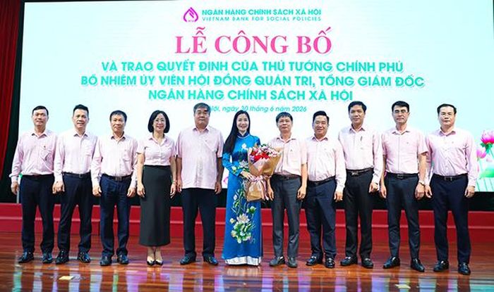 Ban lãnh đạo NHCSXH chúc mừng tân Tổng Giám đốc NHCSXH Nguyễn Thị Hằng