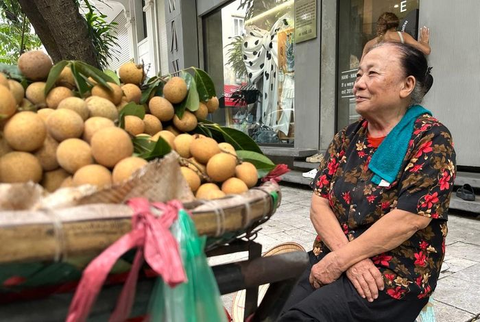 Bà Hoàng Thị Mai ngồi nghỉ bên xe hàng rong
