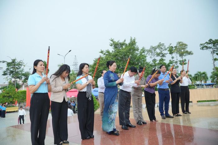 Đoàn công tác Trung ương Hội LHPN Việt Nam do Ủy viên TƯ Đảng, Phó Chủ tịch UBTƯ MTTQ Việt Nam, Chủ tịch Hội LHPN Việt Nam Lê Thị Thủy làm trưởng đoàn, cùng lãnh đạo tỉnh Tây Ninh dâng hương tại nghĩa trang liệt sĩ Long An.