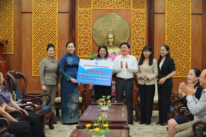 Bà Lê Thị Thủy (thứ 2 từ trái qua), Ủy viên TƯ Đảng, Phó Chủ tịch UBTƯ MTTQ Việt Nam, Chủ tịch Hội LHPN Việt Nam, trao bảng tượng trưng 100 phần quà, trị giá 100 triệu đồng cho Hội LHPN tỉnh Tây Ninh để trao cho các gia đình thương binh, liệt sĩ, người có công trên địa bàn.