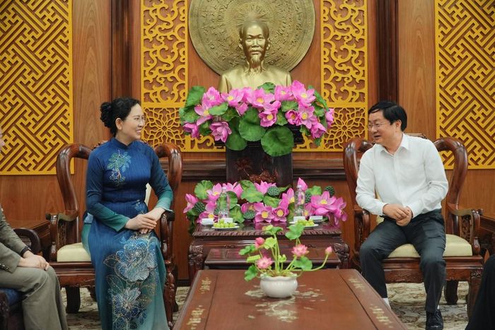 Ủy viên TƯ Đảng, Phó Chủ tịch UBTƯ MTTQ Việt Nam, Chủ tịch Hội LHPN Việt Nam Lê Thị Thủy trao đổi với Ủy viên TƯ Đảng, Bí thư Tỉnh ủy Tây Ninh Nguyễn Văn Quyết.