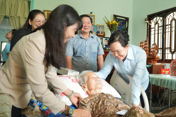 Bà Lê Thị Thủy (bìa phải), Ủy viên TƯ Đảng, Phó Chủ tịch UBTƯ MTTQ Việt Nam, Chủ tịch Hội LHPN Việt Nam, thăm hỏi, tặng quà Mẹ Việt Nam Anh hùng Phạm Thị Uyển (98 tuổi).