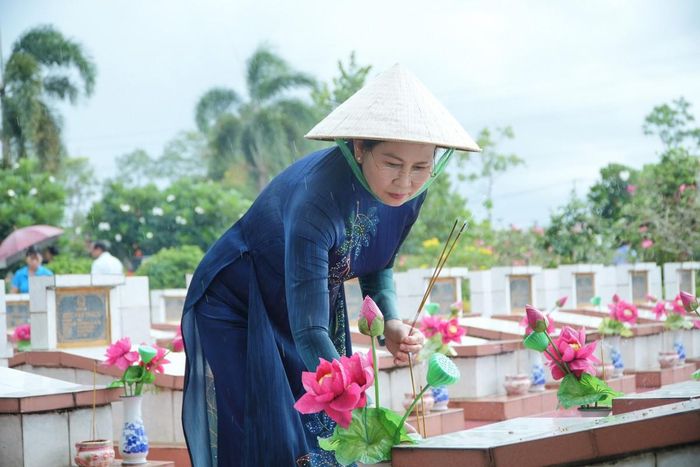 Ủy viên TƯ Đảng, Phó Chủ tịch UBTƯ MTTQ Việt Nam, Chủ tịch Hội LHPN Việt Nam Lê Thị Thủy thắp hương tại các phần mộ liệt sĩ ở nghĩa trang liệt sĩ Long An.