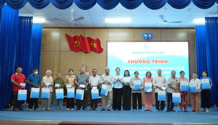 Bà Lê Thị Thủy (giữa), Ủy viên TƯ Đảng, Phó Chủ tịch UBTƯ MTTQ Việt Nam, Chủ tịch Hội LHPN Việt Nam và bà Phan Thị Thùy Vân (thứ 8 từ phải qua), Chủ tịch Hội LHPN tỉnh Tây Ninh, trao quà cho các gia đình thương binh, liệt sĩ, người có công.