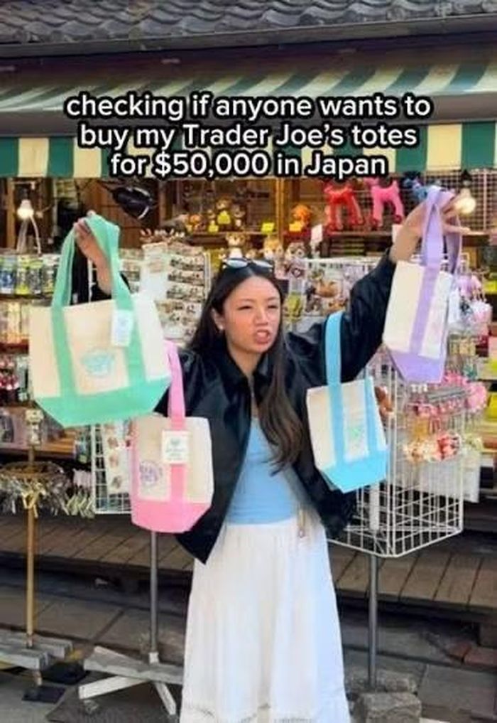 Một video của Tiktoker nước ngoài đùa rằng cô đang xem có ai ở Nhật Bản muốn mua chiếc túi Trader Joe's với giá 50.000 USD hay không