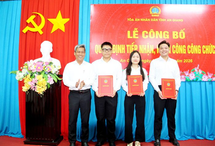 Chánh án TAND tỉnh An Giang Thái Rết trao quyết định tiếp nhận, phân công công chức