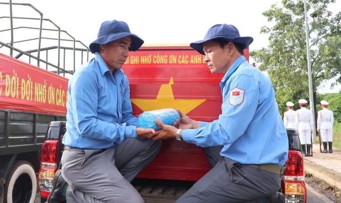 Thành viên Đội K72 cẩn thận đưa từng hài cốt liệt sĩ về Tổ quốc.