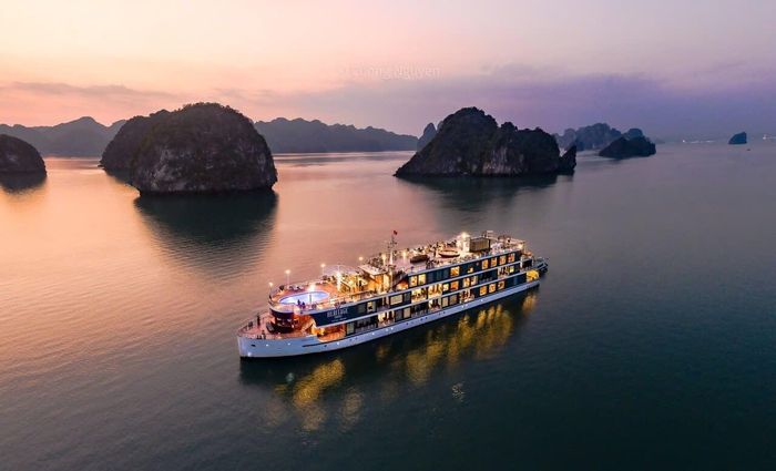 Du thuyền Heritage Cruises. 